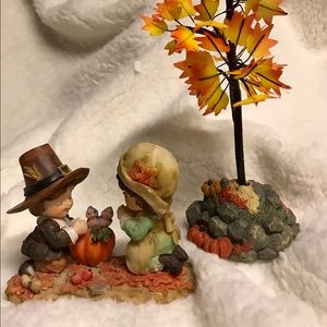 Thankful lil pilgrims praying 🦃